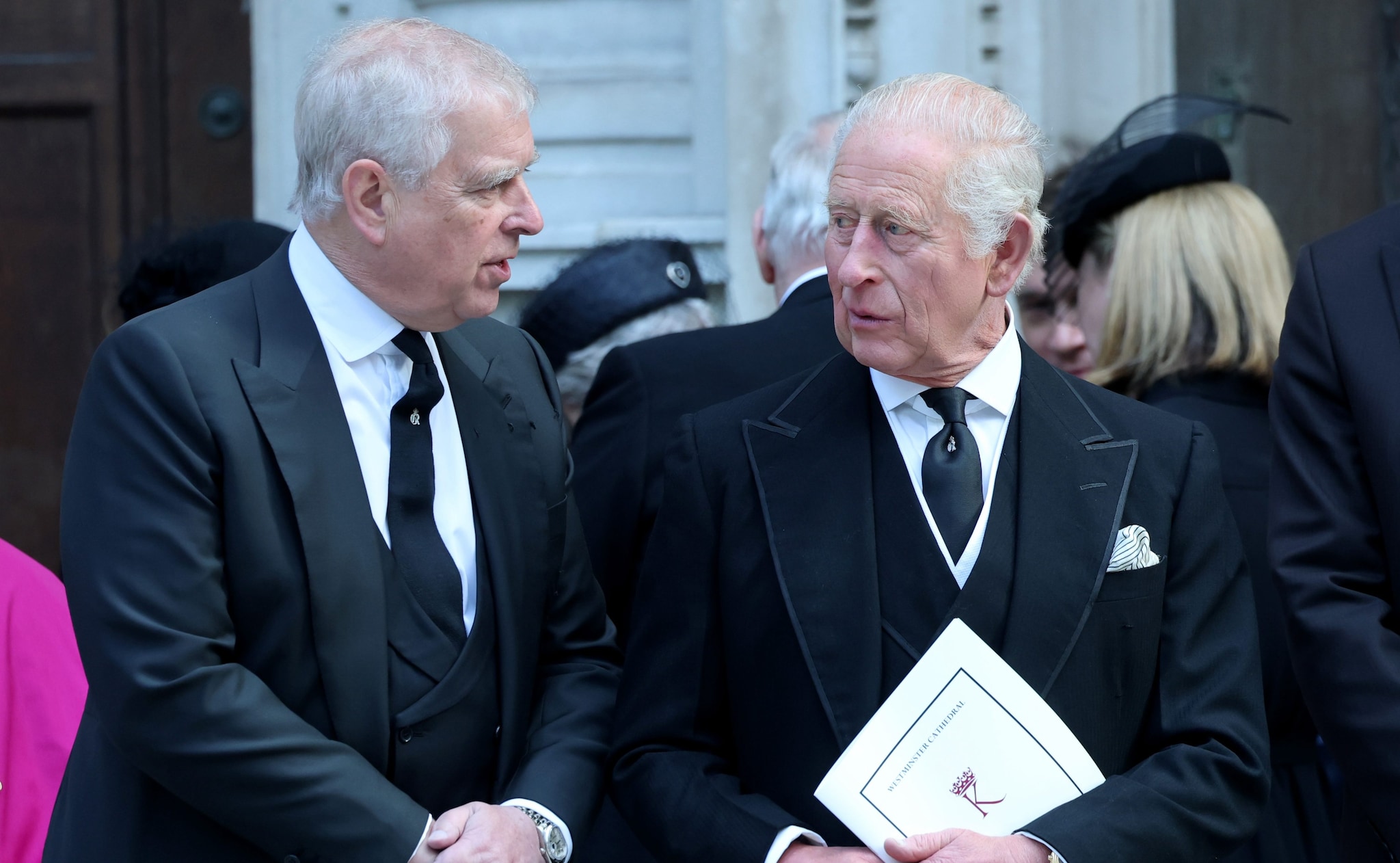 Re Carlo “caccia” Andrea, Sabadin: “Come Harry, ora potrebbe fare soldi con rivelazioni sulla famiglia reale”