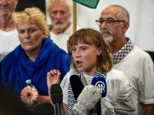 Greta Thunberg denuncia torture subite in Israele: &#8220;Picchiata e insultata, ci hanno detto &#8216;Vi gasiamo&#8217;&#8221;