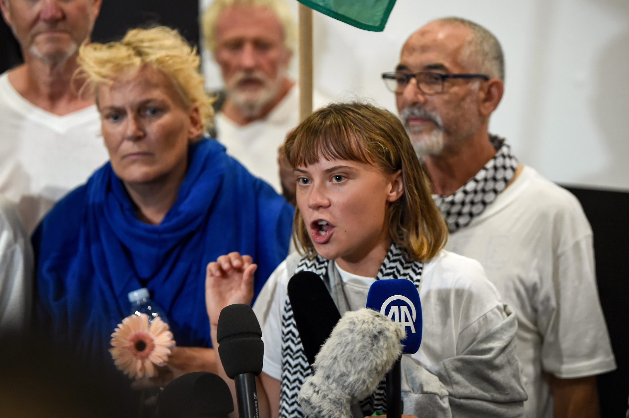 Greta Thunberg denuncia torture subite in Israele: "Picchiata e insultata, ci hanno detto 'Vi gasiamo'"