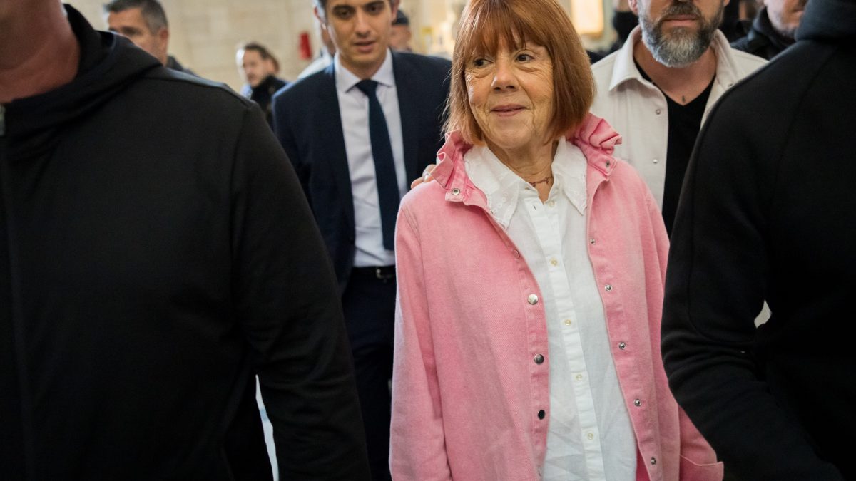 L’arrivo di Gisèle Pelicot al tribunale per la lettura della sentenza di oggi, giovedì 9 ottobre,