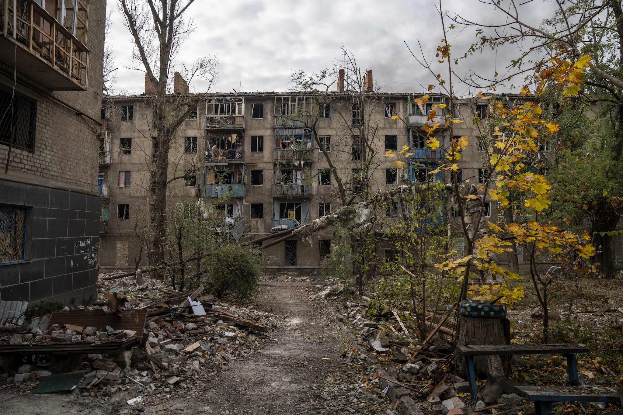 Nuova ondata di attacchi russi sull'Ucraina, morti e feriti: cancellato il vertice Trump-Putin a Budapest