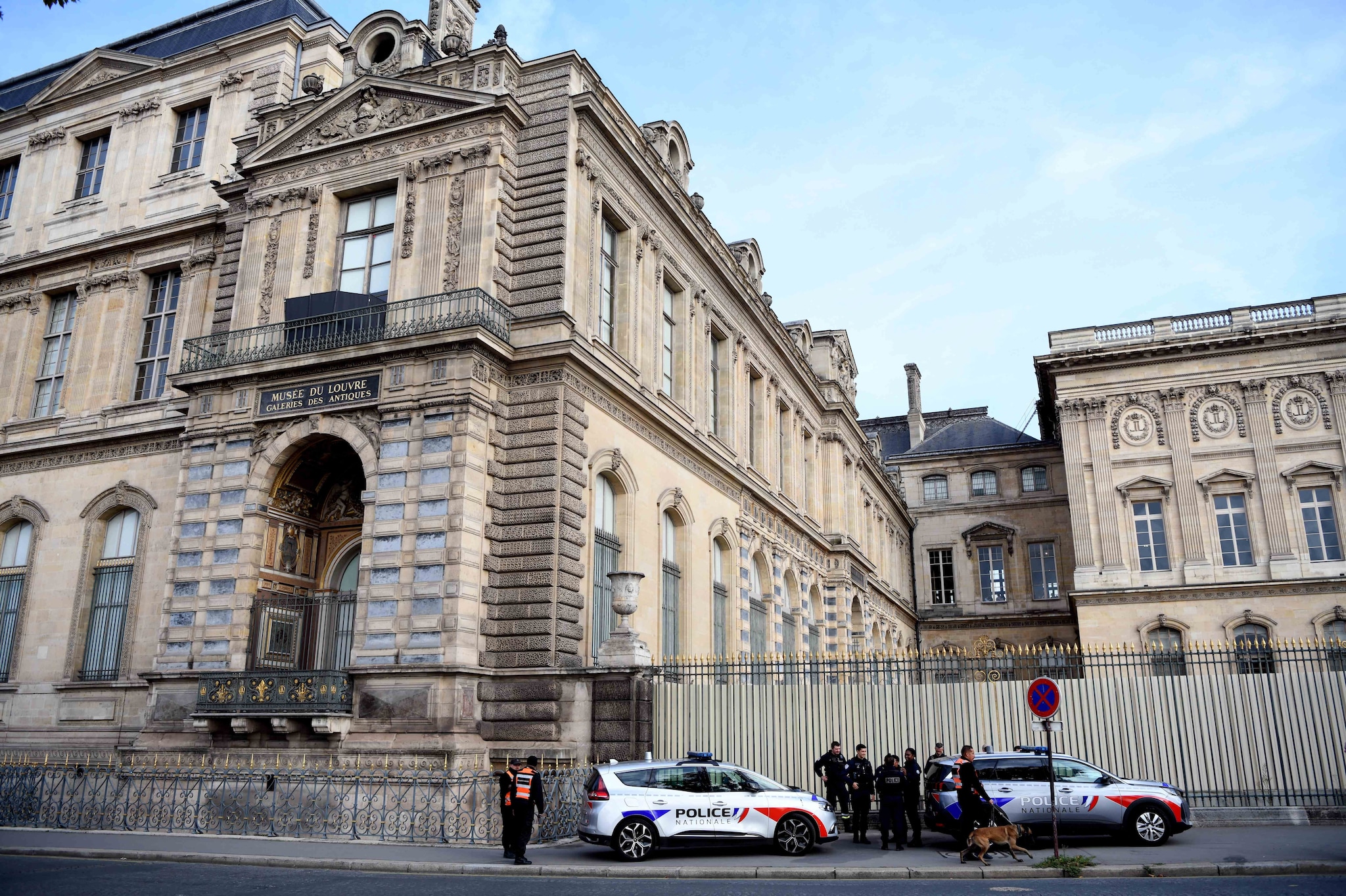 Furto al Louvre, confessano due sospetti, altri due ricercati: i gioielli non sono stati ancora recuperati