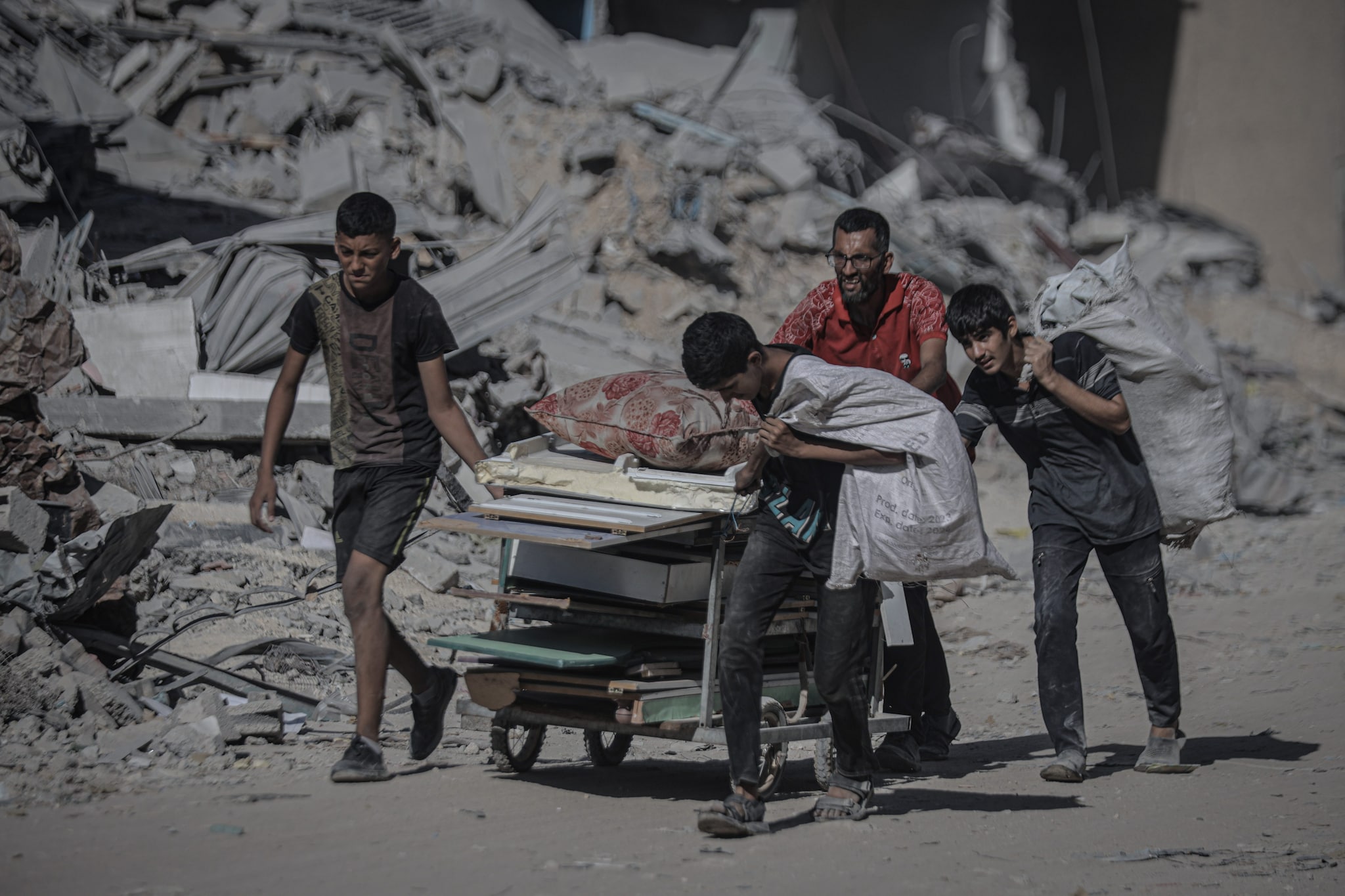 Nuovi raid di Israele a Gaza: "Sento i droni sopra la mia testa, il cessate il fuoco era una grande bugia"