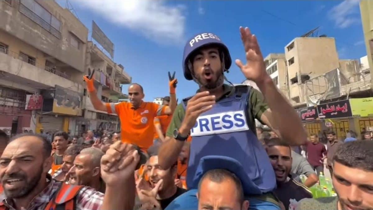 Saleh Al–Jafarawi mentre festeggia il cessate il fuoco a Gaza