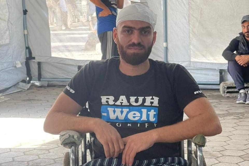 Ferito dalle bombe a Gaza dopo il cessate il fuoco: “Qui è tutto distrutto, in ospedale non hanno potuto curarmi”