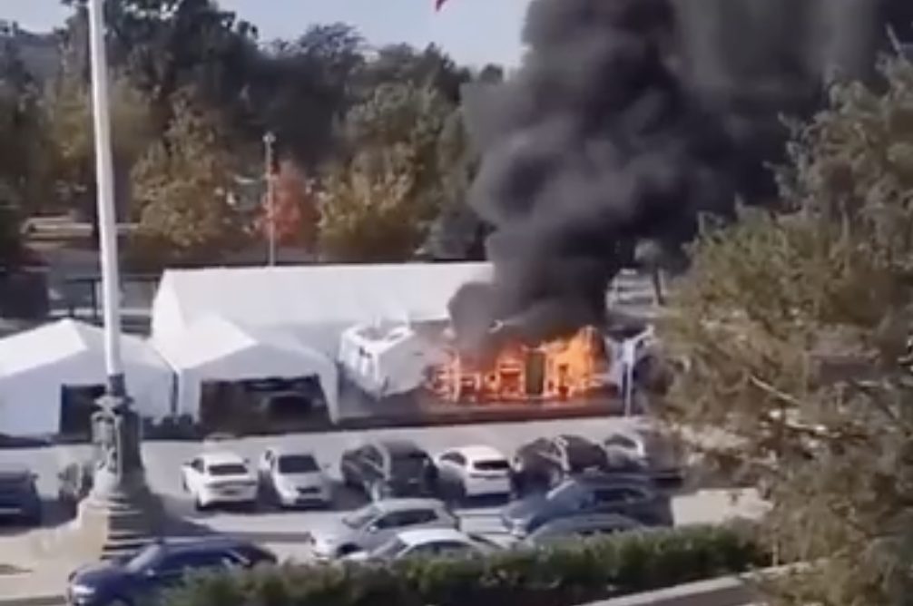 Belgrado, spari e esplosioni davanti al Parlamento: arrestato l'aggressore. Vucic: "Atto terroristico"