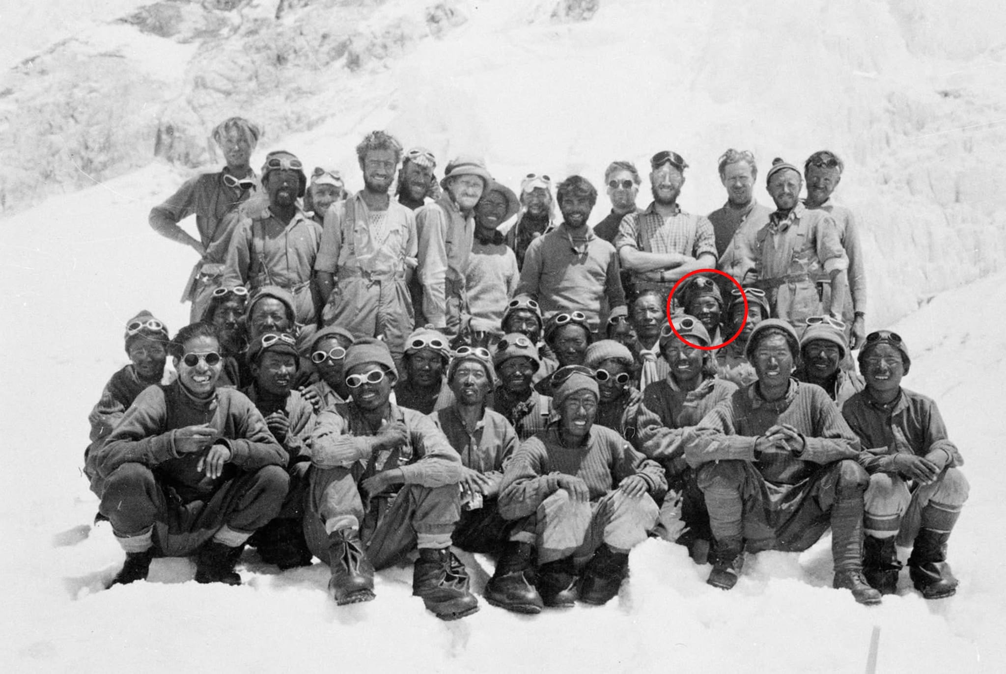La prima spedizione che raggiunse la cima dell’Everest: nel cerchio rosso Kanchha Sherpa.