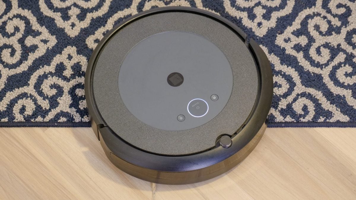 Robot aspirapolvere pulisce un pavimento con tappeto