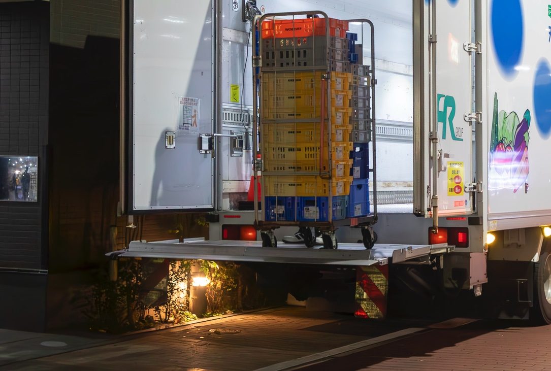Cibo avariato per la casa di riposo sul camion frigo spento: polizia ferma l'autocarro e sequestra tutto