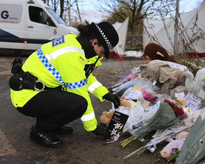 Cadavere di neonata trovato seppellito in un parco, mistero nel Regno Unito: indagini su un paio di mutandine