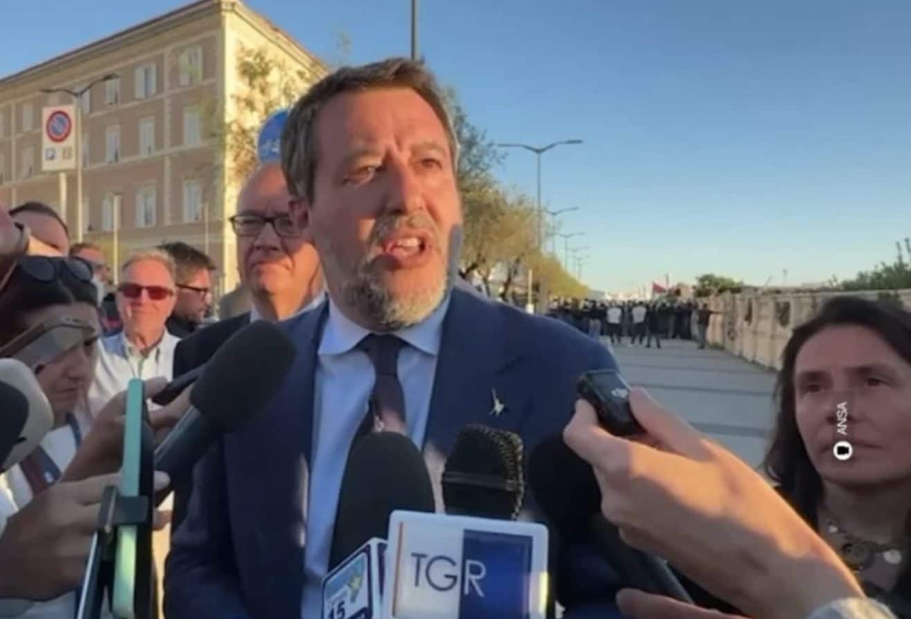Salvini contestato a Livorno con lancio di uova e oggetti denuncia "l'odio dei fascisti rossi"