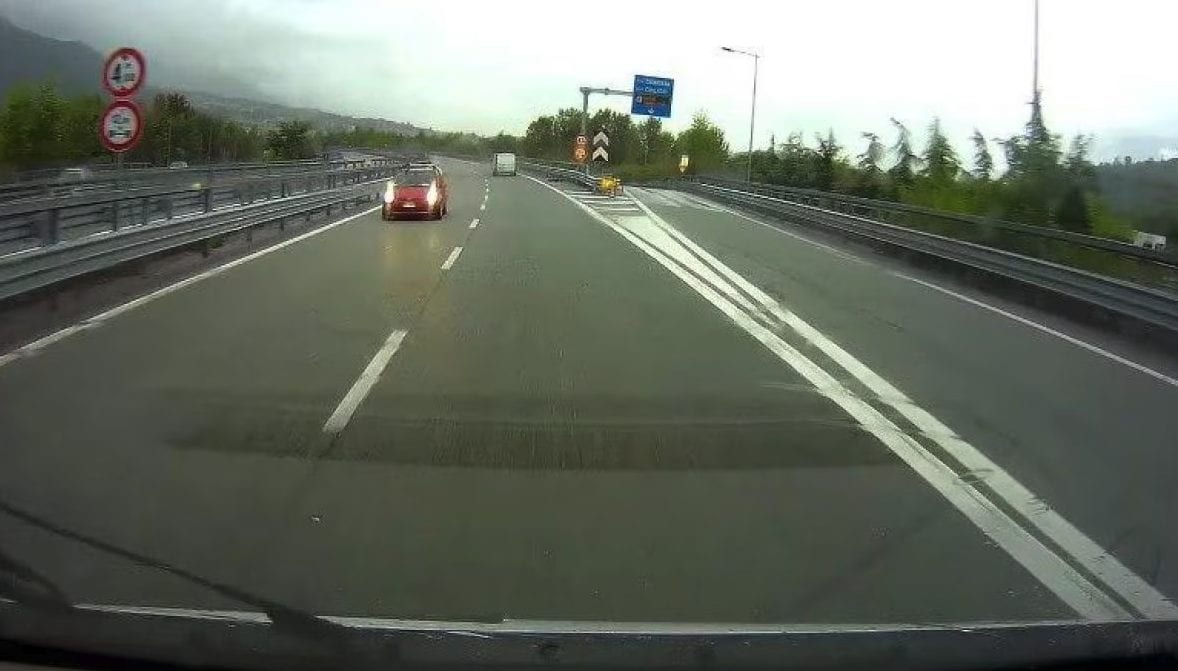 Agenti non riescono a fermarla: contromano in tangenziale per due chilometri, guidatrice 54enne era ubriaca