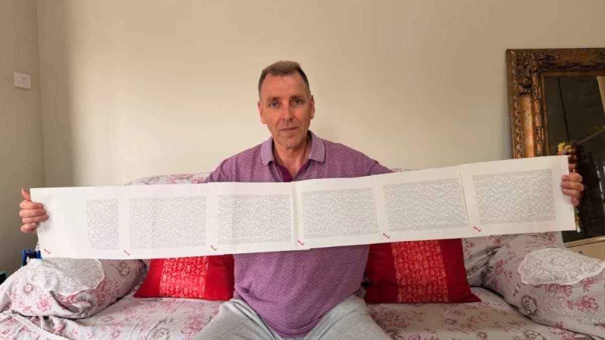 Lawrence mostra con orgoglio tutte le parole del suo nome