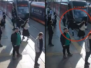 Indossa auricolari e non vede il tram che la sta per travolgere: salvata all&#8217;ultimo secondo dalla guardia