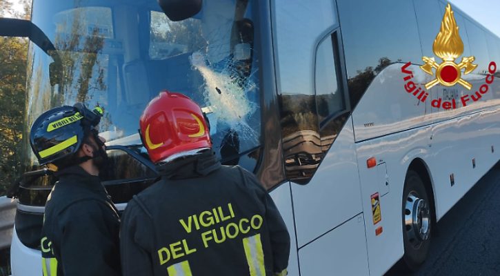 Autobus turistico colpito da un palo sull’autostrada A1 a Orvieto: ferito l’autista, illesi i passeggeri