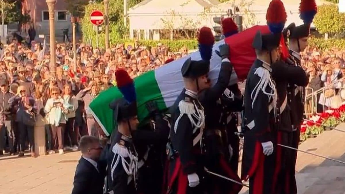 Le immagini degli onori militari per i tre carabinieri deceduti nell’esplosione di Castel d’Azzano