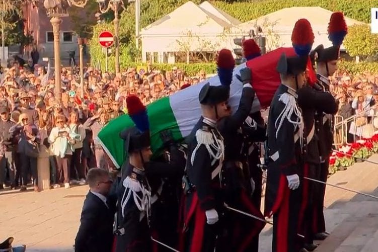 I funerali di Stato dei 3 carabinieri morti nell'esplosione di Verona: "La vostra eredità ci parlerà per sempre"