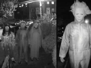 Mascherati da Halloween terrorizzano una famiglia: il terrificante video ripreso dal videocitofono