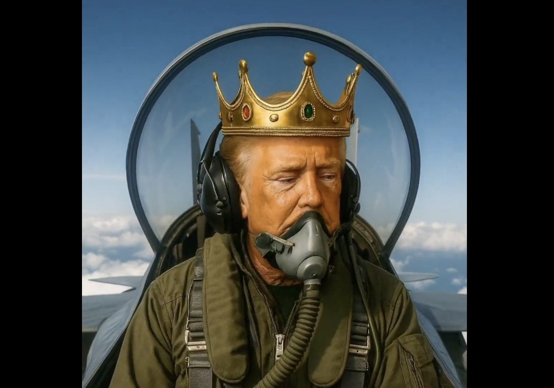 Proteste 'No Kings' in Usa, Trump indossa la corona lancia letame sui manifestanti: il video prodotto con IA