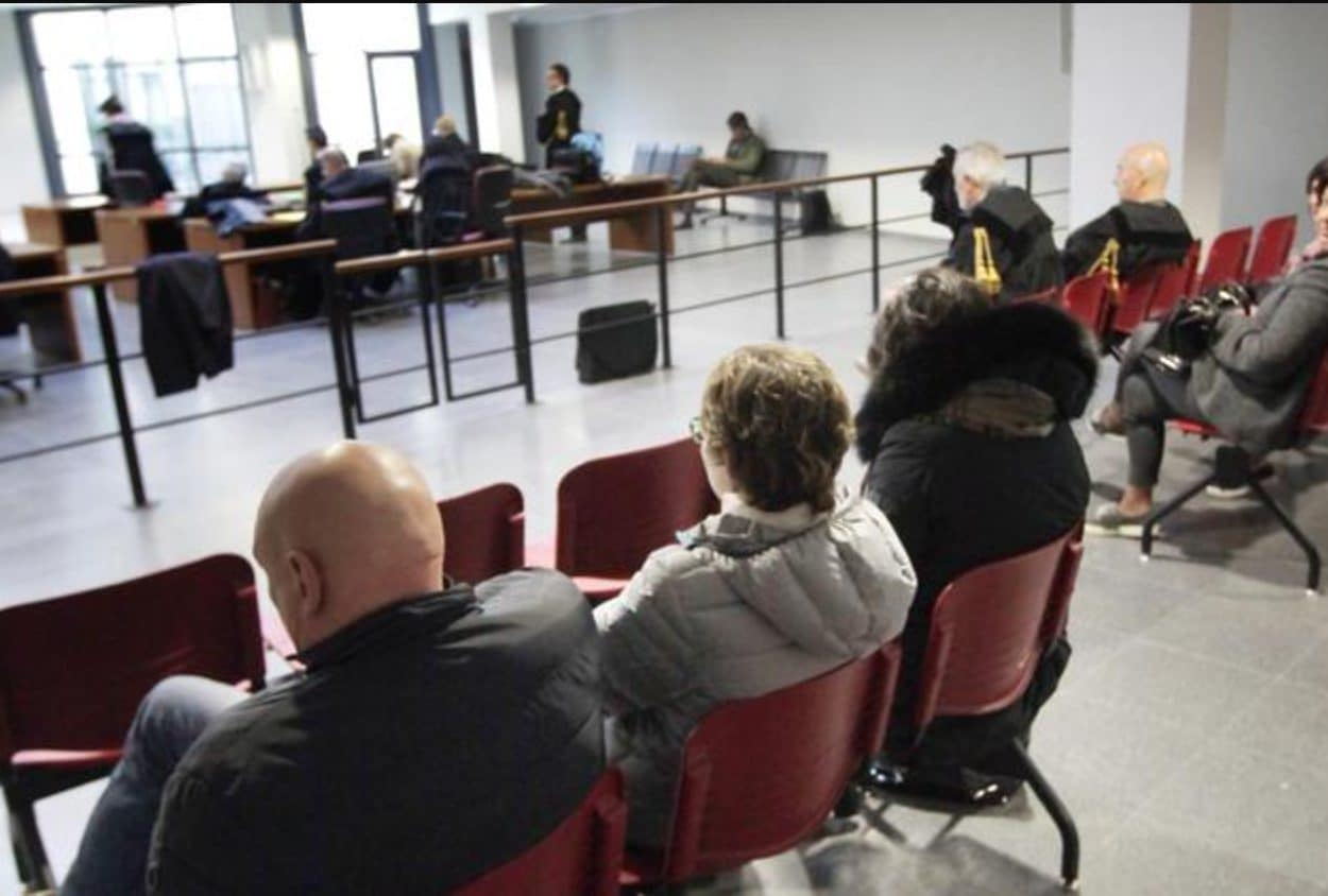 Figlio morì di tumore, a processo i genitori che lo curarono con fanghi e impacchi: "Andate negli ospedali"