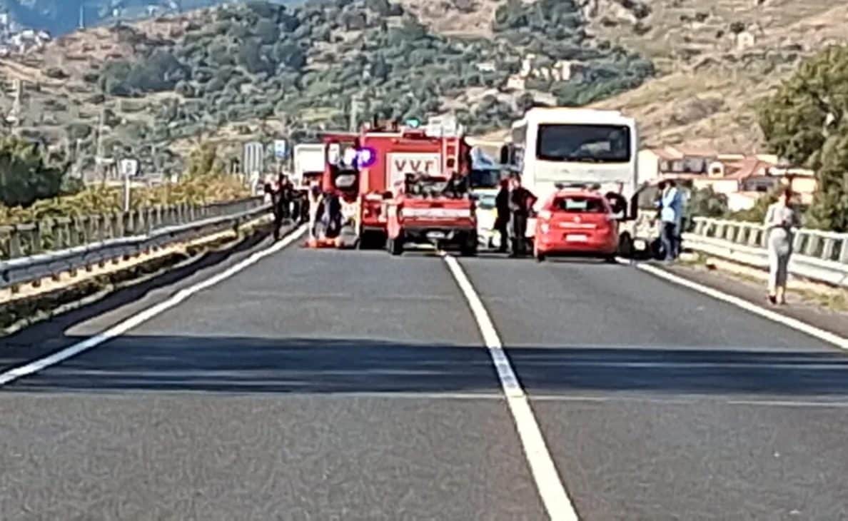 Schianto devastante sulla Jonio-Tirreno: tre morti nello scontro frontale tra un'auto e un pullman