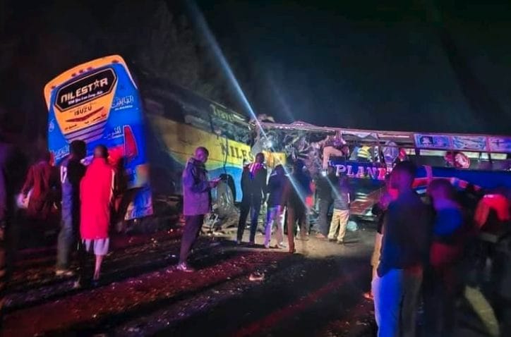 Scontro frontale tra due autobus durante un sorpasso, almeno 63 morti in Uganda
