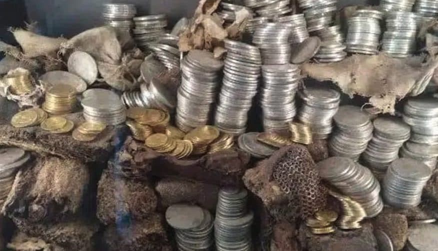 Non solo il Louvre: colpo di 90mila euro in un altro museo francese, rubate 2mila monete d'oro e argento