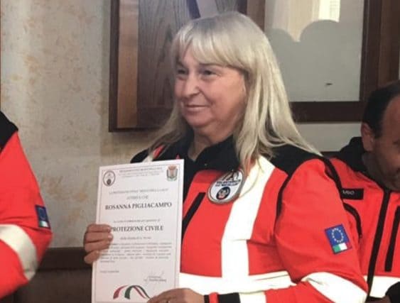 Travolta mentre attraversa la strada: uccisa volontaria della Protezione Civile, caccia al pirata nel Teramano
