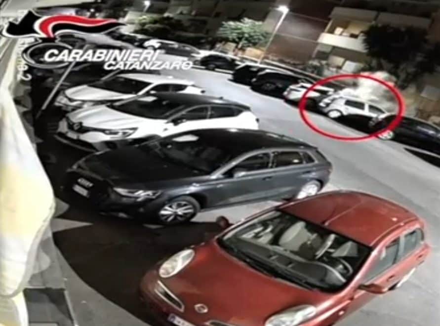 Furti, danneggiamenti e incendi di auto: 27 reati in una sola notte a Lamezia Terme, arrestato 17enne