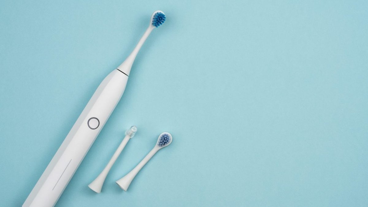 Spazzolino elettrico con testina di riserva e beccuccio idropulsore
