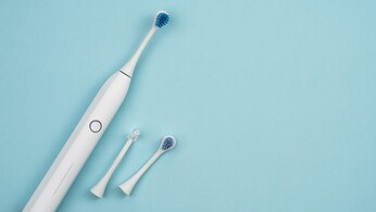 Spazzolino elettrico con testina di riserva e beccuccio idropulsore