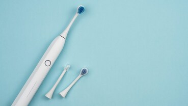 Spazzolino elettrico con testina di riserva e beccuccio idropulsore