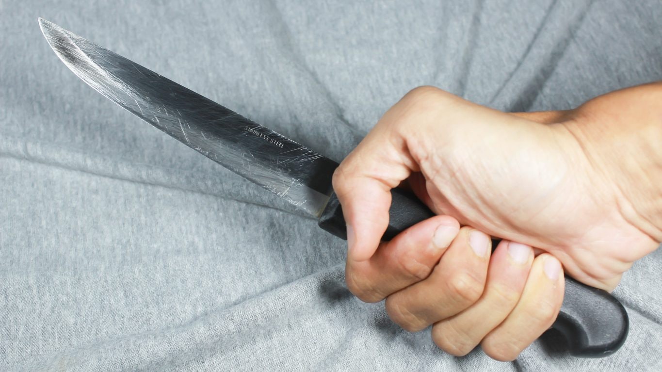 Pugnala il padre nel sonno poi scappa: 19enne arrestato per tentato omicidio, l'allarme lanciato dalla mamma