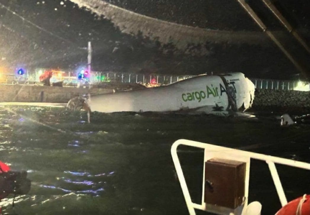 Boeing 747 va fuori pista e colpisce veicolo, si spezza in due e finisce in  mare: 2 morti a Hong Kong
