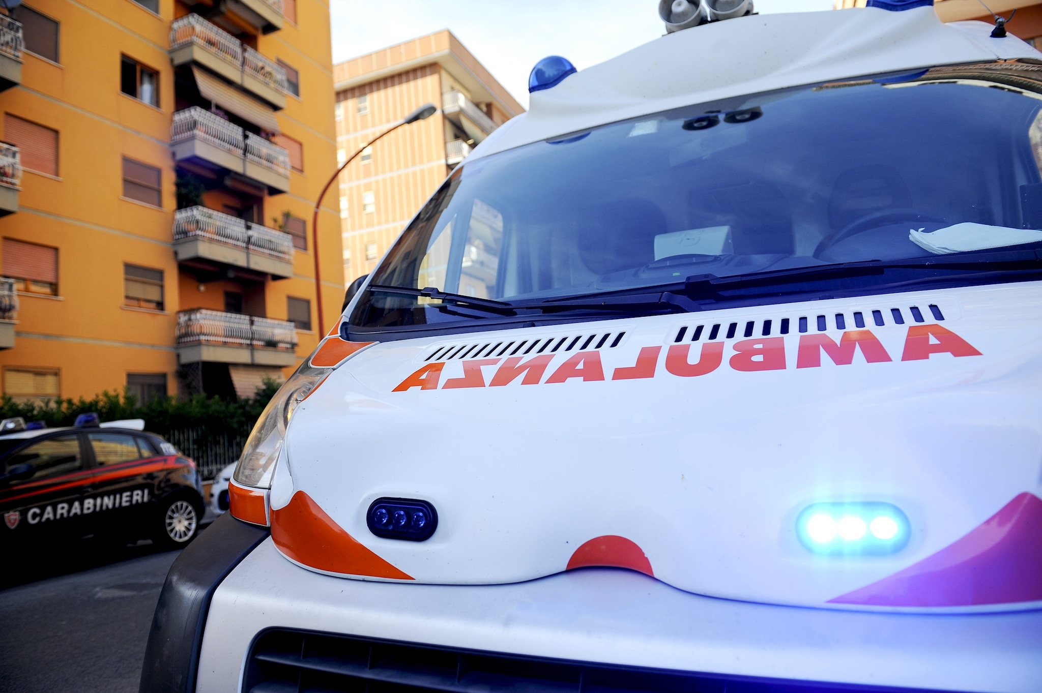 Sale su una scala sul balcone per fare alcuni lavori e precipita: muore poco dopo in ospedale a Torino