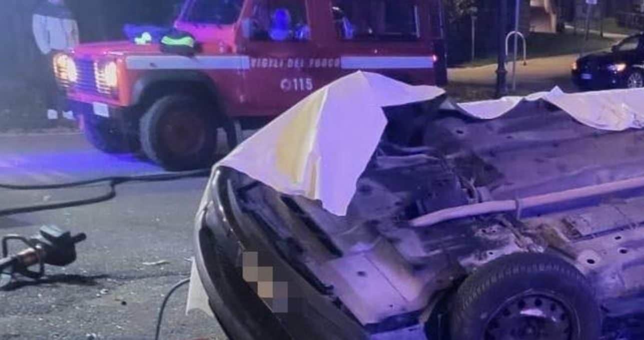 Incidente mortale ad Asiago, l'auto si schianta sulla rotatoria: 3 ventenni morti e due feriti