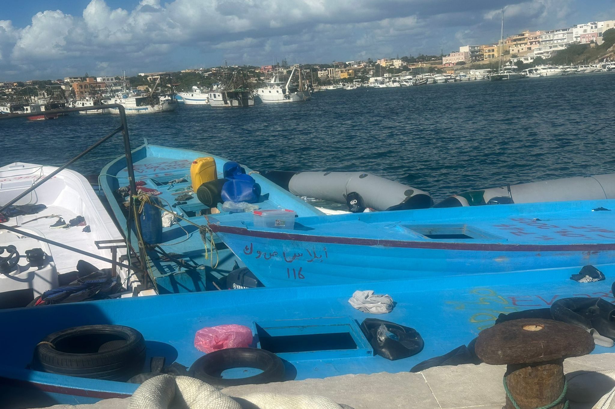 Barconi che trasportano i migranti a Lampedusa