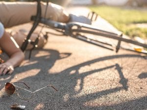 bicicletta-donna-a-terra-300x225.jpg