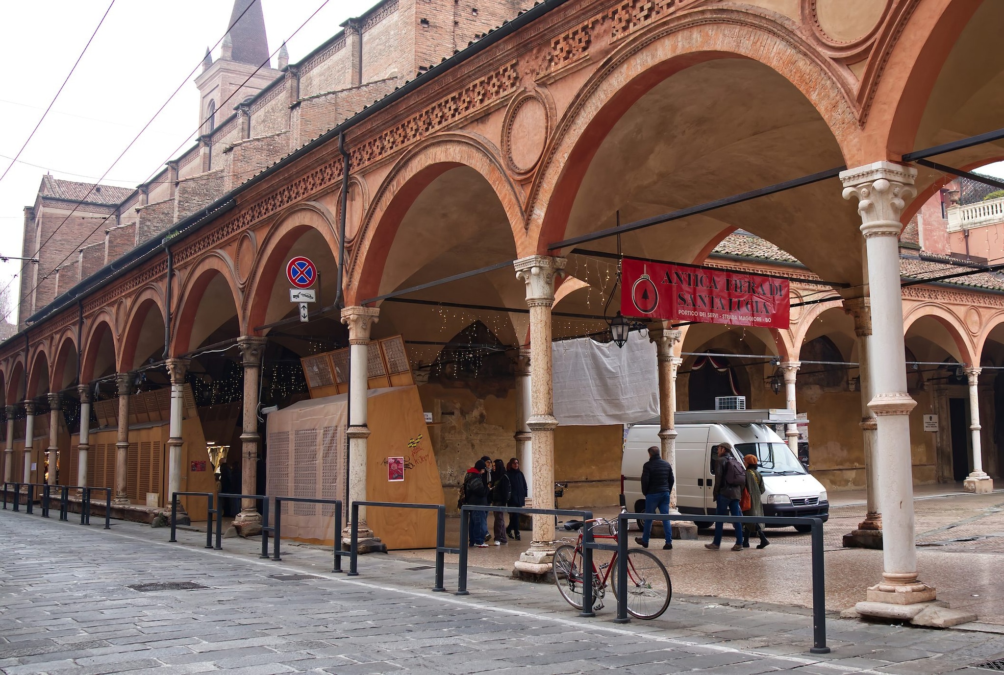 Panico a Bologna: minorenne afferra neonata dal passeggino e prova a rapirla davanti ai genitori