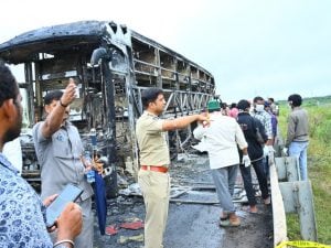 bus-distrutto-india-300x225.jpg