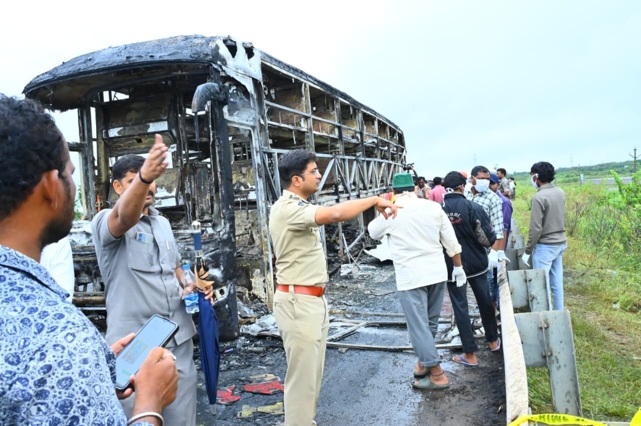 Bus tamponato da moto prende fuoco in India: il mezzo distrutto dalle fiamme, passeggeri morti carbonizzati