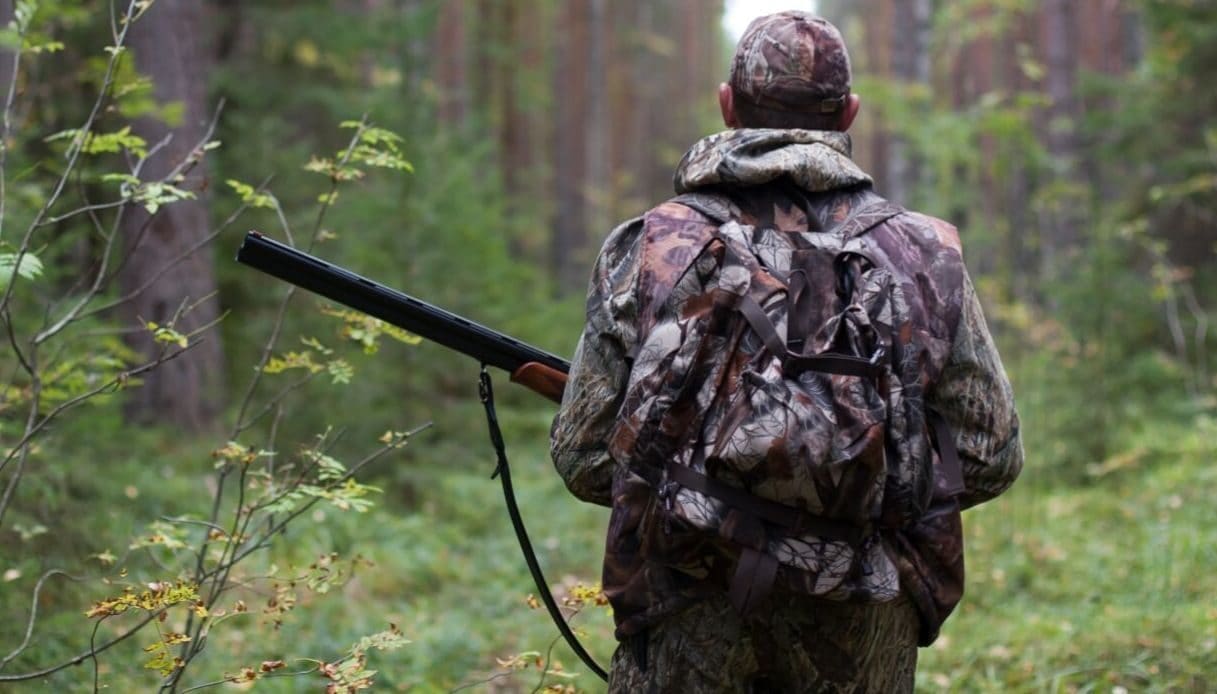 Stalliere ucciso a Fermo durante caccia alla volpe, 82enne indagato si difende: “È partito un colpo”
