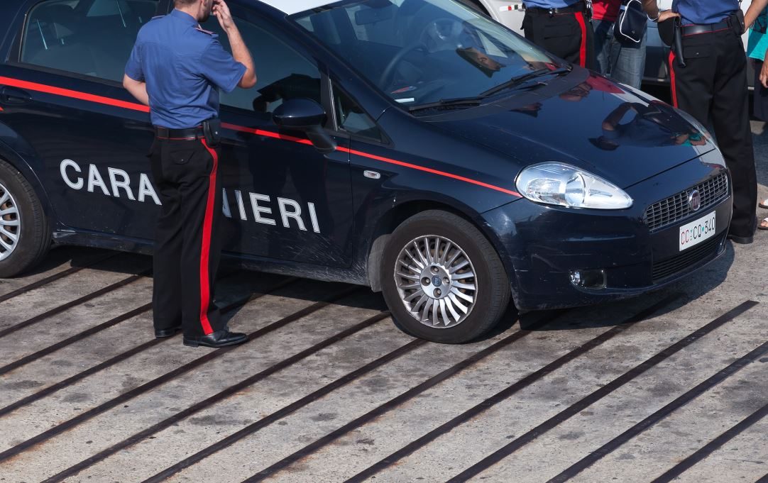 Cosimo ucciso a coltellate in casa dal figlio a Brindisi, l’omicidio davanti alla moglie sotto shock
