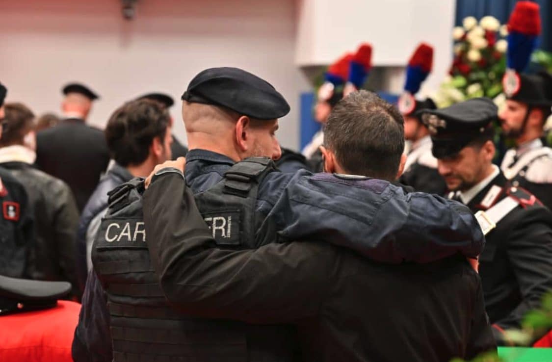 Oggi funerali di stato dei carabinieri morti nell'esplosione, promossi con nuovi gradi: presenti Mattarella e Meloni