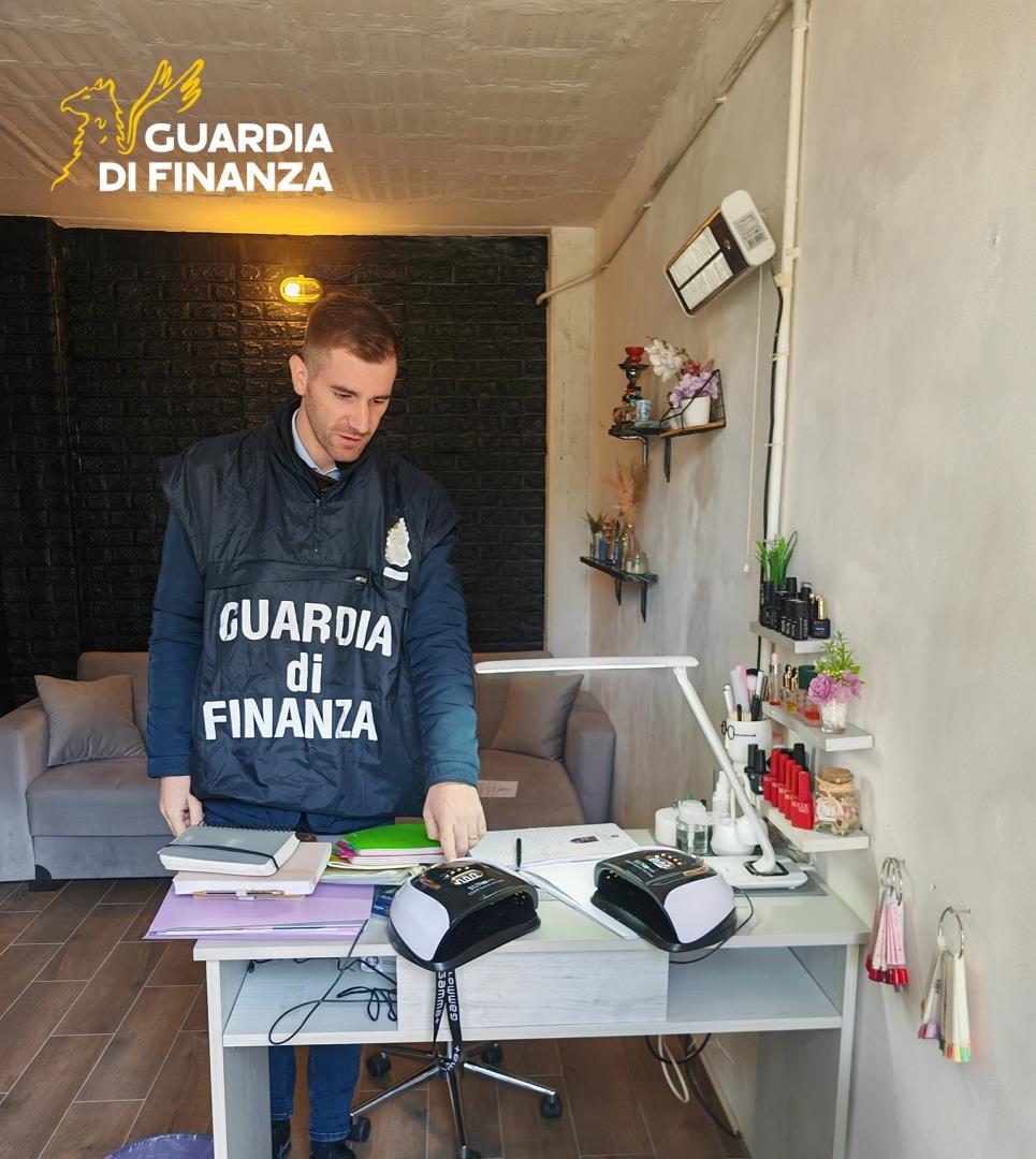 Finta estetista senza licenza scoperta in un garage a Imola: "A rischio la salute dei clienti"