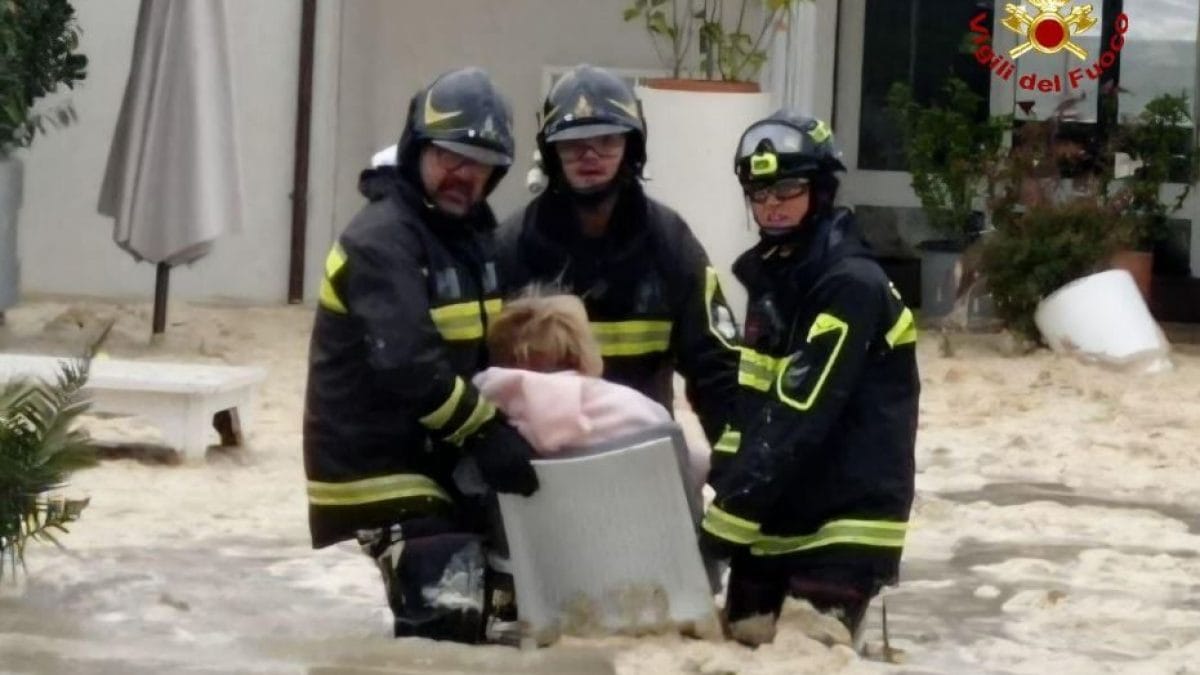 Donna salvata dai pompieri a Cesenatico