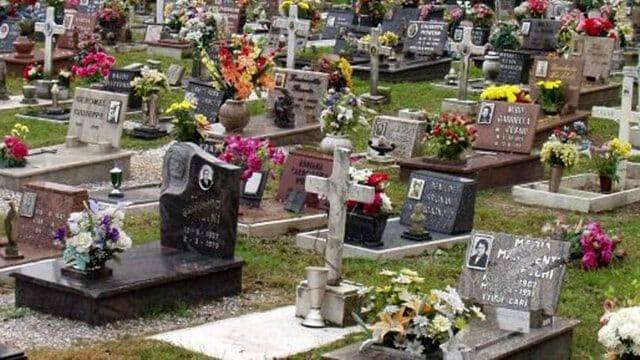 Va al cimitero di Piacenza e sprofonda in una tomba: donna 63enne voleva portare i fiori ai suoi cari
