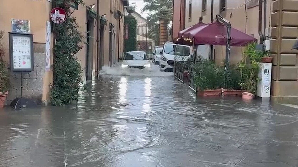 Maltempo in Toscana, Pisa sott’acqua: allagamenti nel centro e vicino alla Torre pendente