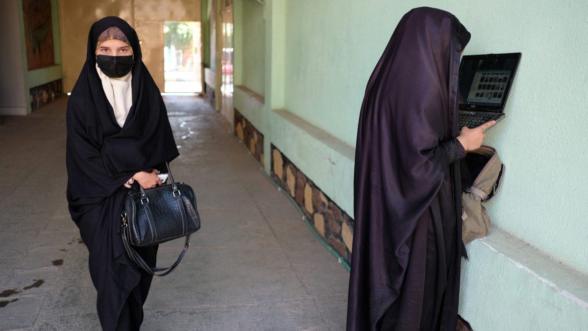 Due studentesse universitarie, a cui è stato comunicato che il loro corso è stato interrotto dai talebani, fotografate il 15 settembre 2021 a Herat, in Afghanistan (Foto di Kaveh Kazemi/Getty Images).