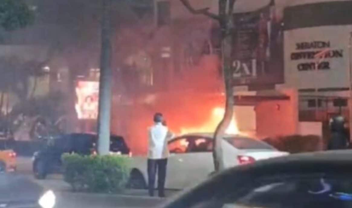 Auto incendiata, tassista si ferma a filmare ma l’esplosione lo uccide: il video dell’attentato in Ecuador